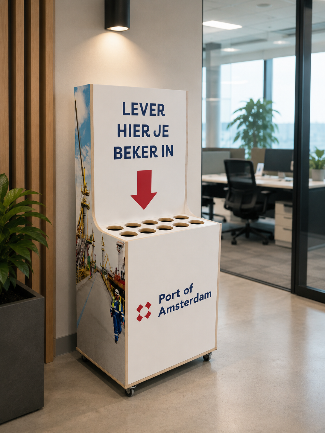 SwapBox retourbin met 'Lever hier je beker in' in een kantooromgeving