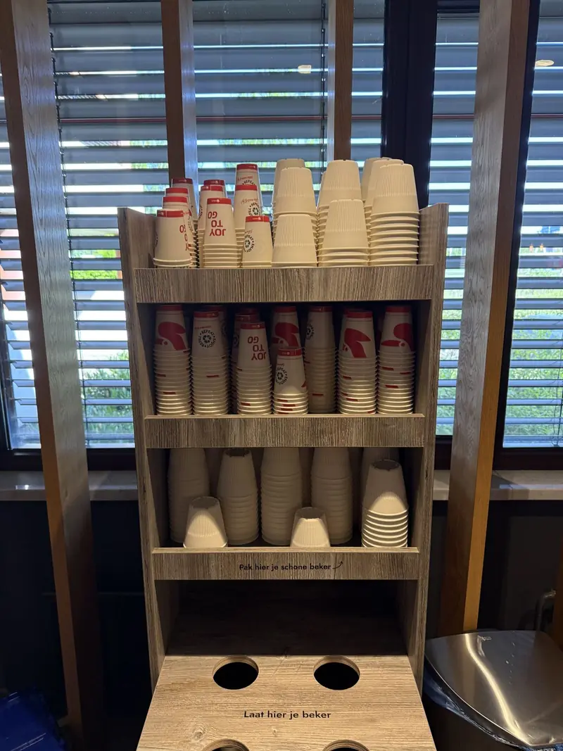 Uitgifte- en inlevermeubel voor herbruikbare koffiebekers op kantoor