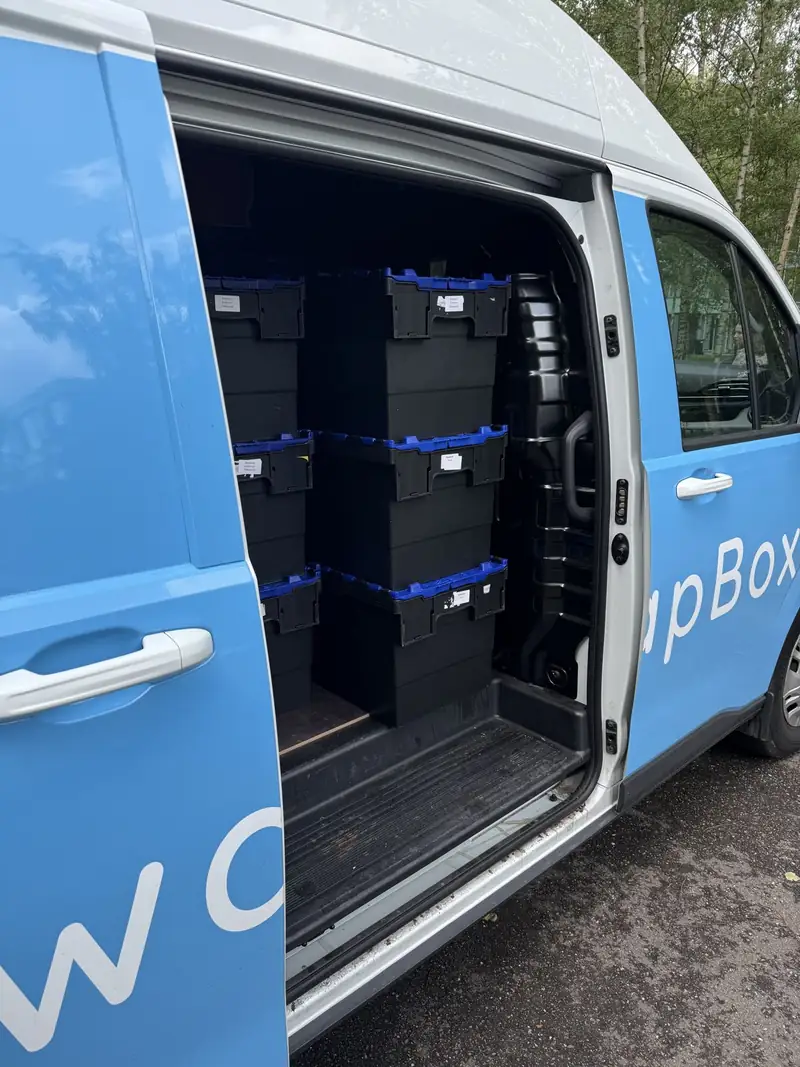 Elektrische bestelbus van SwapBox met kratten schone bekers